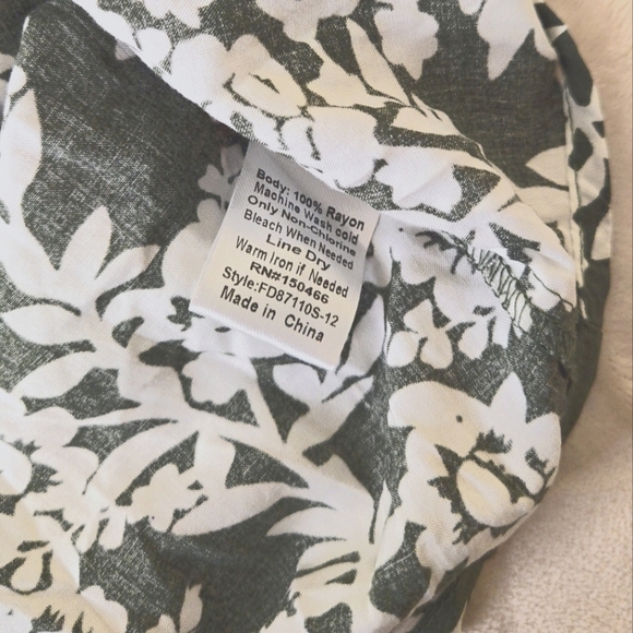 NWOT Fun2Fun V-Neck High/Low Pleated Top Dark Green/Cream Size XS - Picture 9 of 13